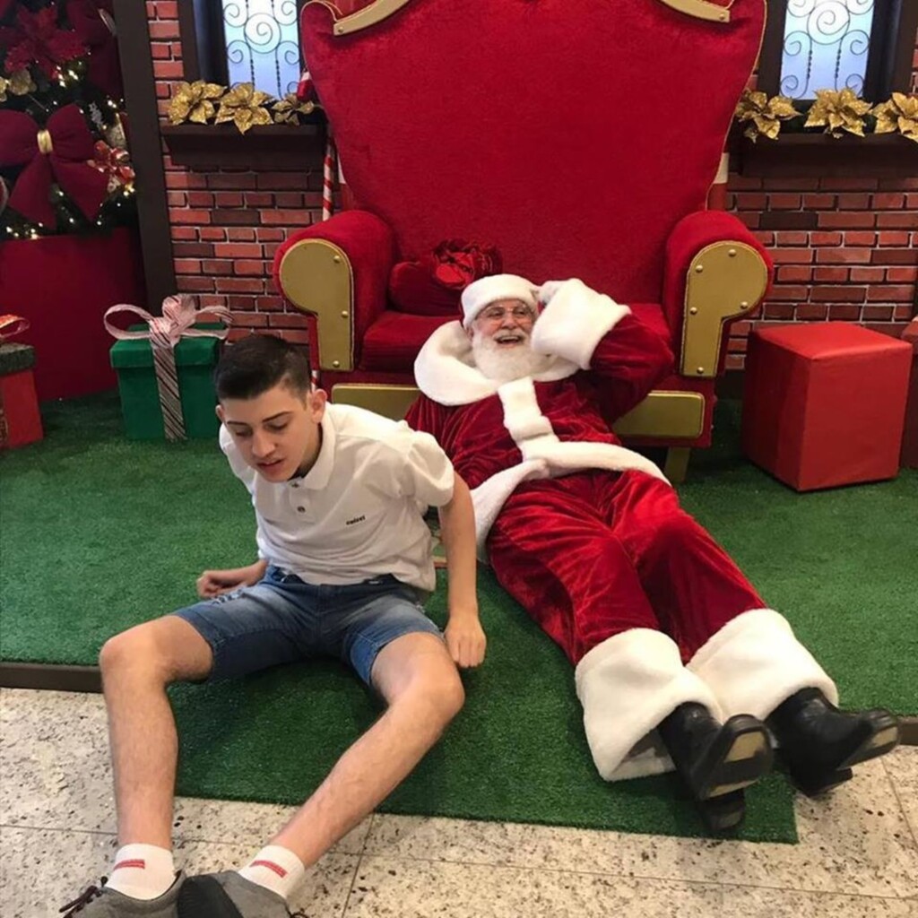 Bruna Longuinho Nogueira/Arquivo pessoal - Papai Noel de shopping de SC se joga no chão junto com adolescente autista durante atendimento