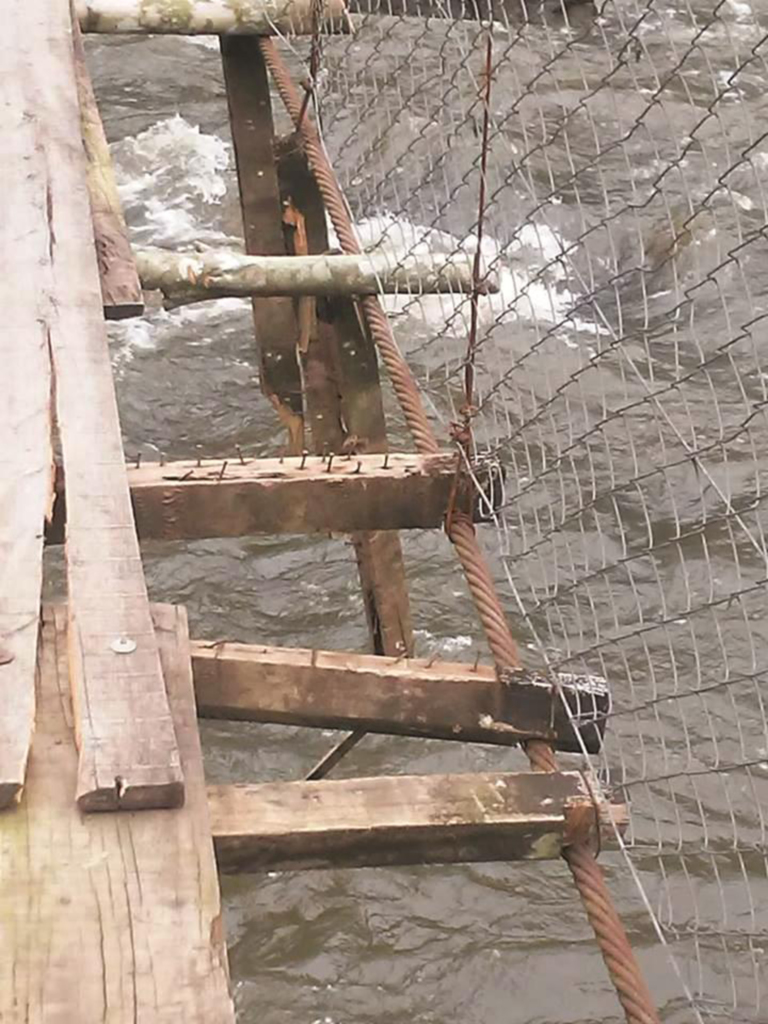 PONTE PÊNSIL É DANIFICADA POR VÂNDALOS  EM PRAIA GRANDE