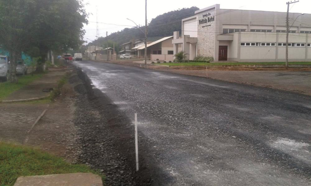 TRECHO DA ERS-494 NO CENTRO COMEÇA  A RECEBER NOVO ASFALTO