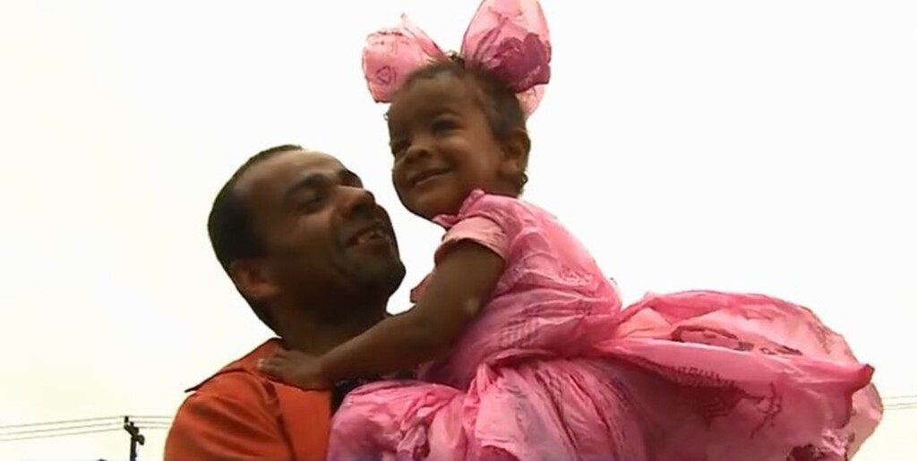 Foto: Reprodução/NSC TV - Sem recursos, pai cria fantasia de sacola para filha ir a festa em escola de SC