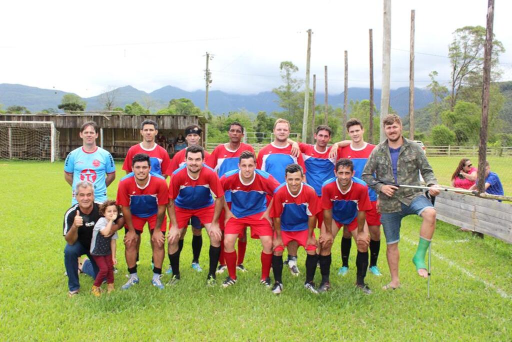 SEGUE COM BONS JOGOS O 1º CAMPEONATO MUNICIPAL DE  FUTEBOL SUÍÇO DE PRAIA GRANDE - CAMPO DO LORO GOMES