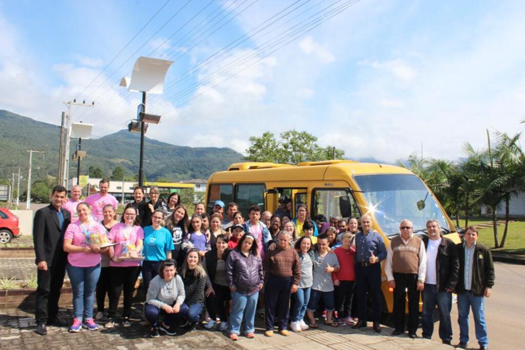 PREFEITURA CEDE MICRO-ÔNIBUS À APAE