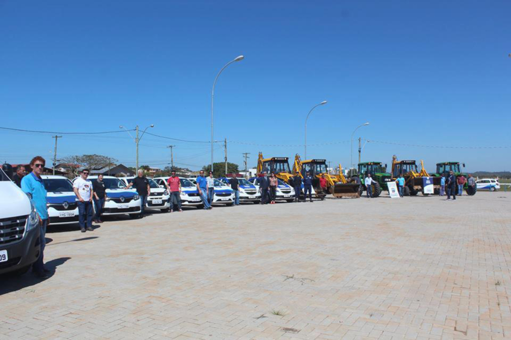 PREFEITURA AMPLIA FROTA DE VEÍCULOS,  MÁQUINAS E EQUIPAMENTOS