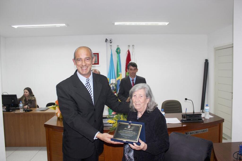 CÂMARA DE VEREADORES DE PASSO DE TORRES CONCEDE TÍTULO  DE CIDADÃ HONORÁRIA A EX-PROFESSORA
