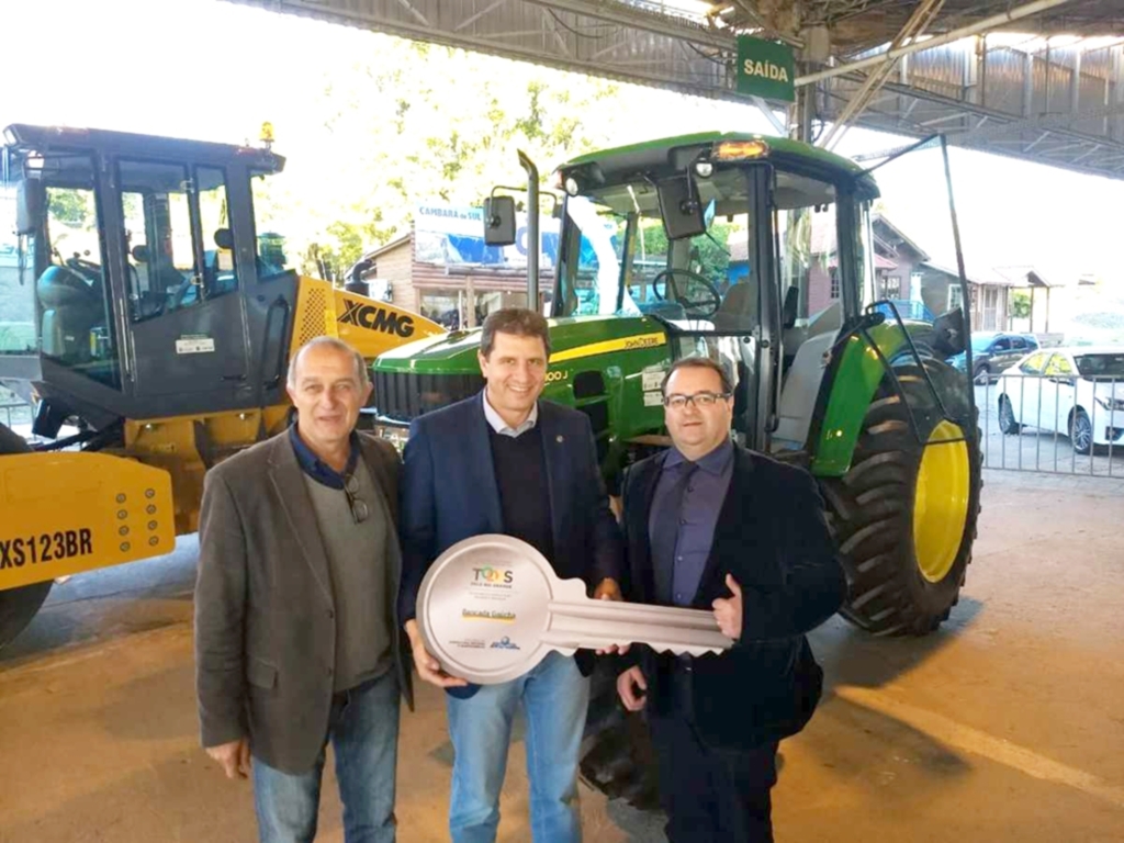 PREFEITURA RECEBE CINCO NOVAS MÁQUINAS AGRÍCOLAS