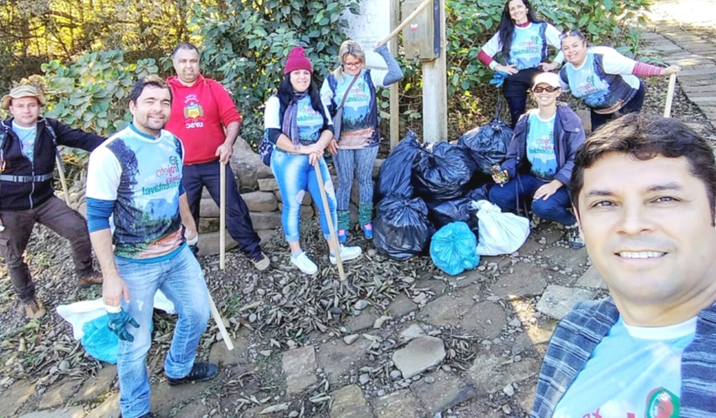 MUTIRÃO DE LIMPEZA RECOLHE LIXO NA SERRA DO FAXINAL