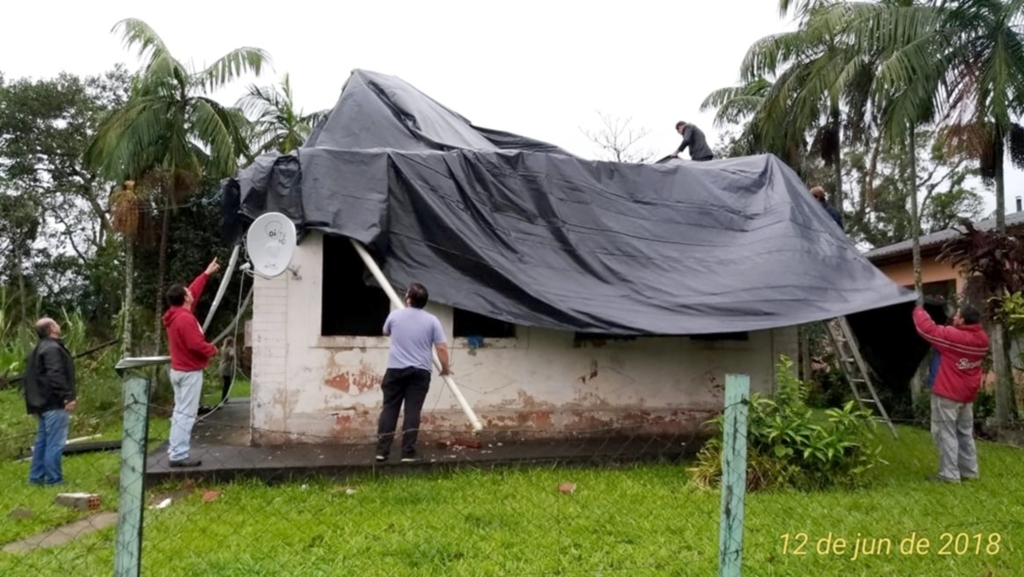 VENTOS FORTES CAUSAM DANOS  E DESTRUIÇÕES PELA REGIÃO