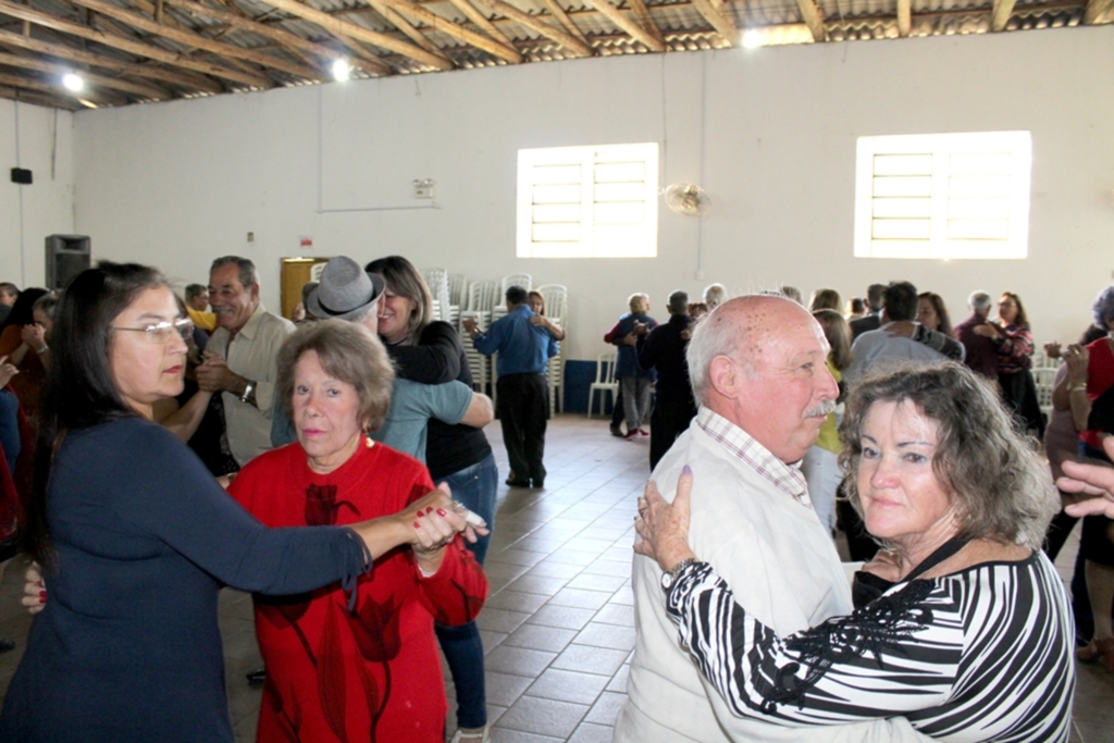 TERCEIRA IDADE PROMOVE TARDE DANÇANTE EM HOMENAGEM AO DIA DOS NAMORADOS