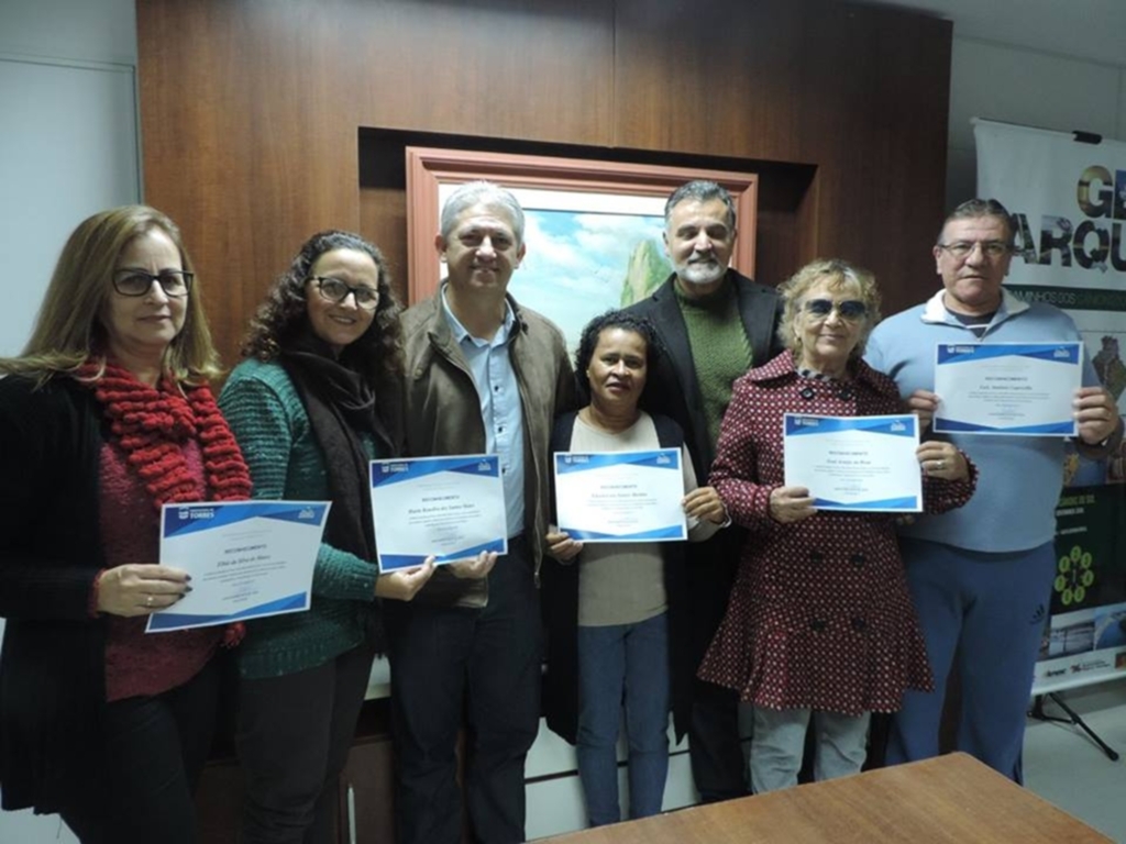 PREFEITURA PRESTA HOMENAGEM A  APOSENTADOS DE 2017 E 2018