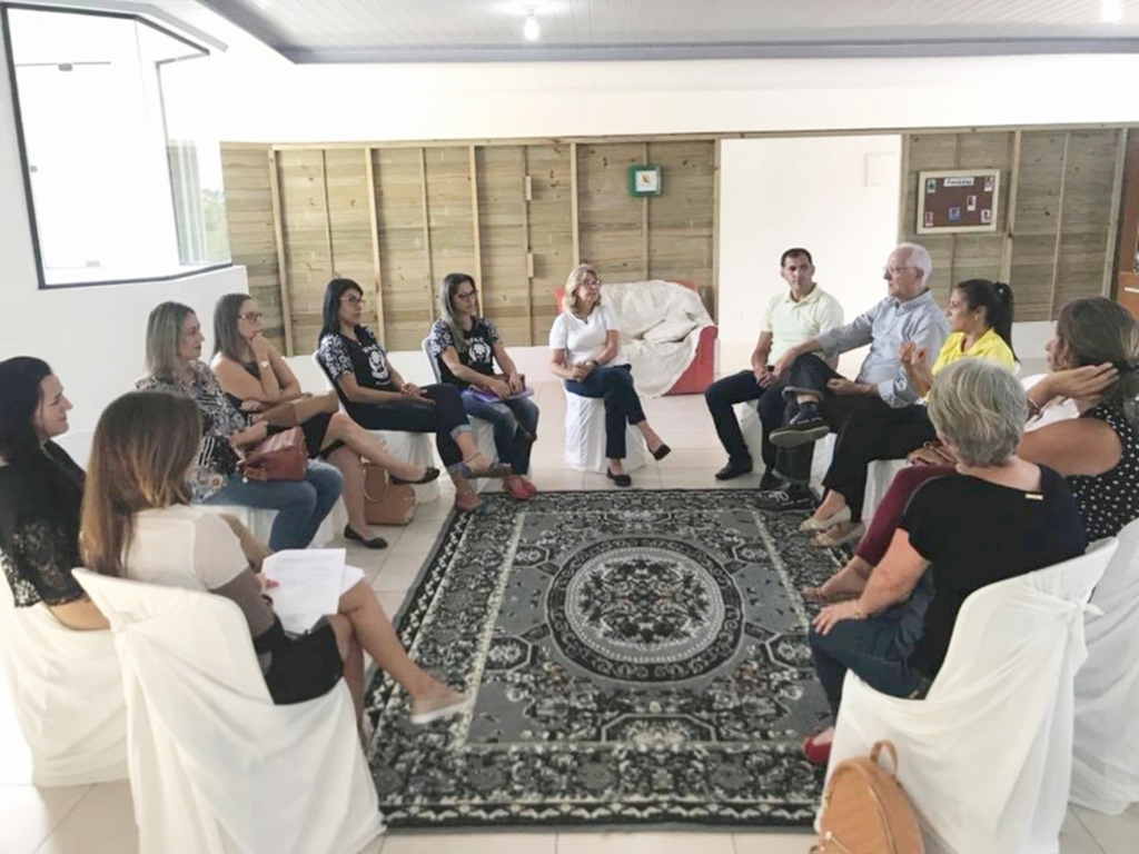 MÃE DE GUGA VISITA A REGIÃO E ENTREGA  SALAS DE ESTIMULAÇÃO SENSORIAL