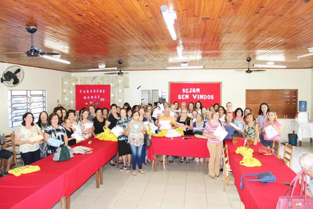 MÃES DO GRUPO ALEGRIA DA  TERCEIRA IDADE RECEBEM PRESENTES