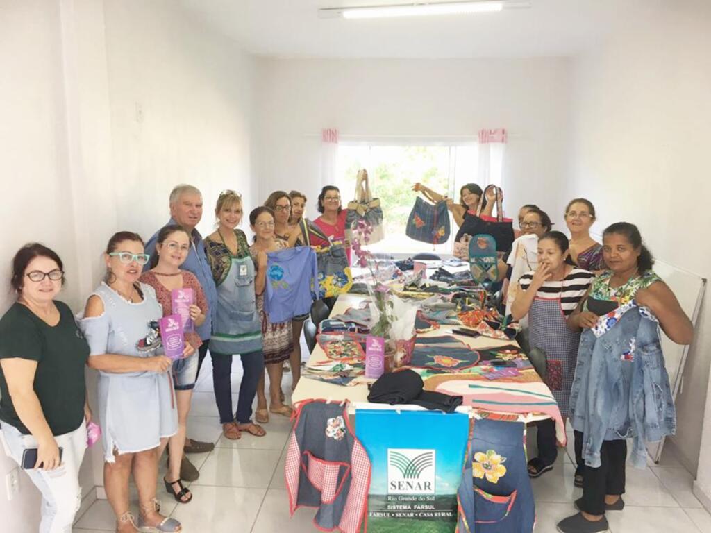 PARCERIA PROMOVE OFICINA: 'MULHERES COSTURANDO  HISTÓRIAS' NO CRM PRICILA SELAU