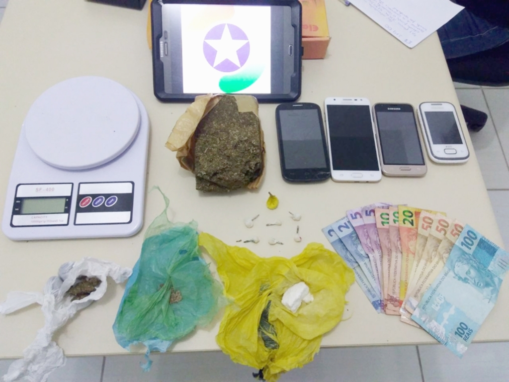 QUATRO PESSOAS SÃO PRESAS POR TRÁFICO DE DROGAS