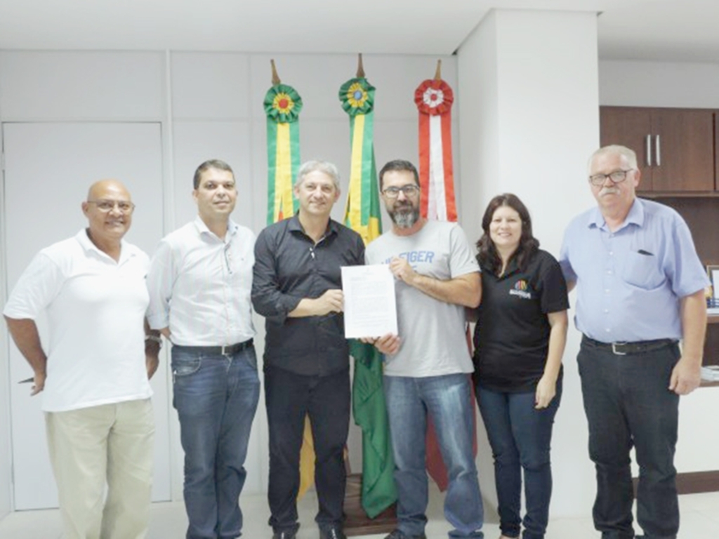 ASSINADO O TERMO  DE FOMENTO ENTRE A  PREFEITURA DE TORRES E A APAE