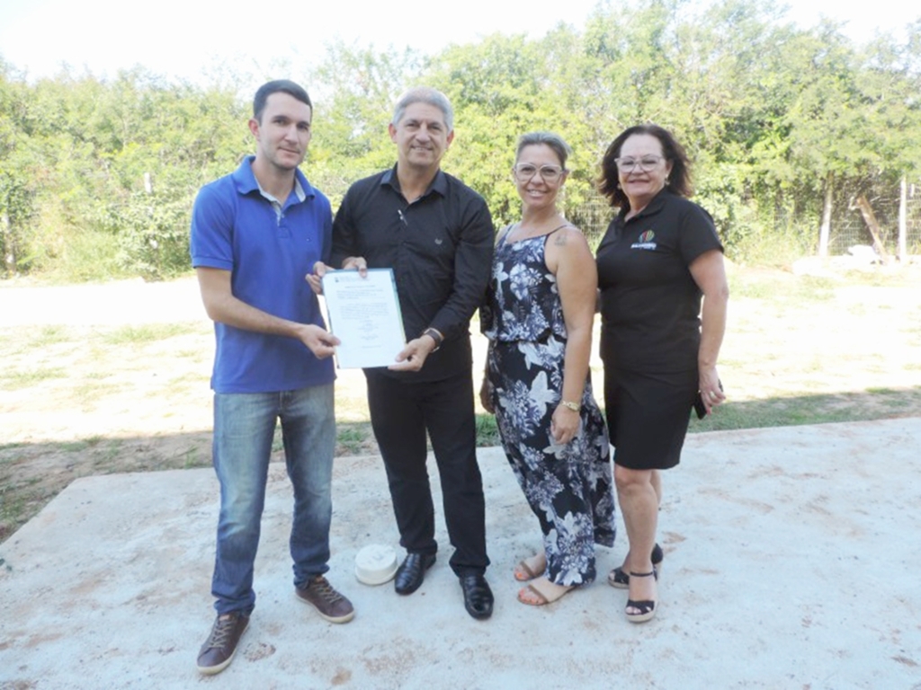 PREFEITO DE TORRES  ACOMPANHA OBRA NA ESCOLA MAMPITUBA E TRATA DE MELHORIAS