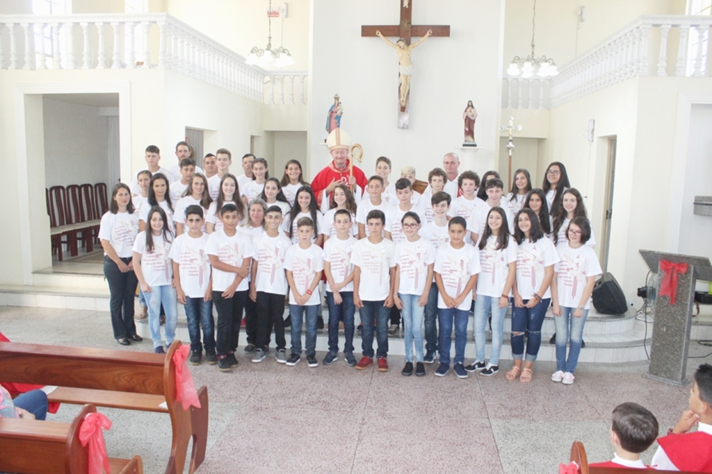 JOVENS E ADULTOS RECEBEM O SACRAMENTO DO CRISMA