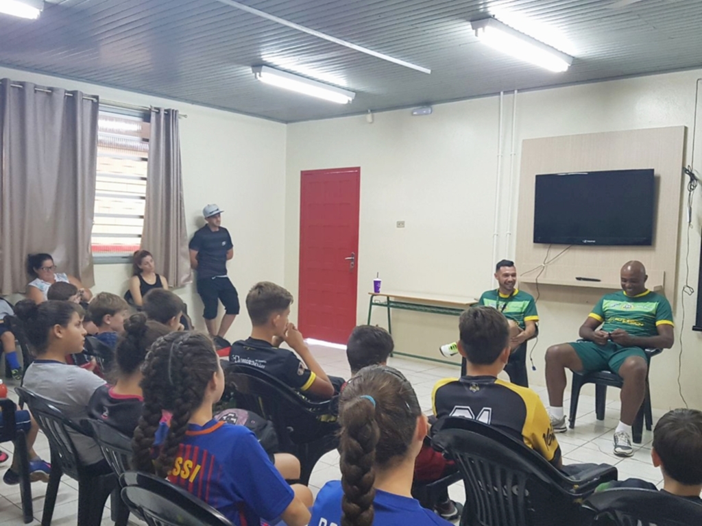 EEB MARIA SOLANGE  RECEBE CONVIDADOS  ESPECIAIS PARA AULA DE  DISCIPLINA E MOTIVAÇÃO