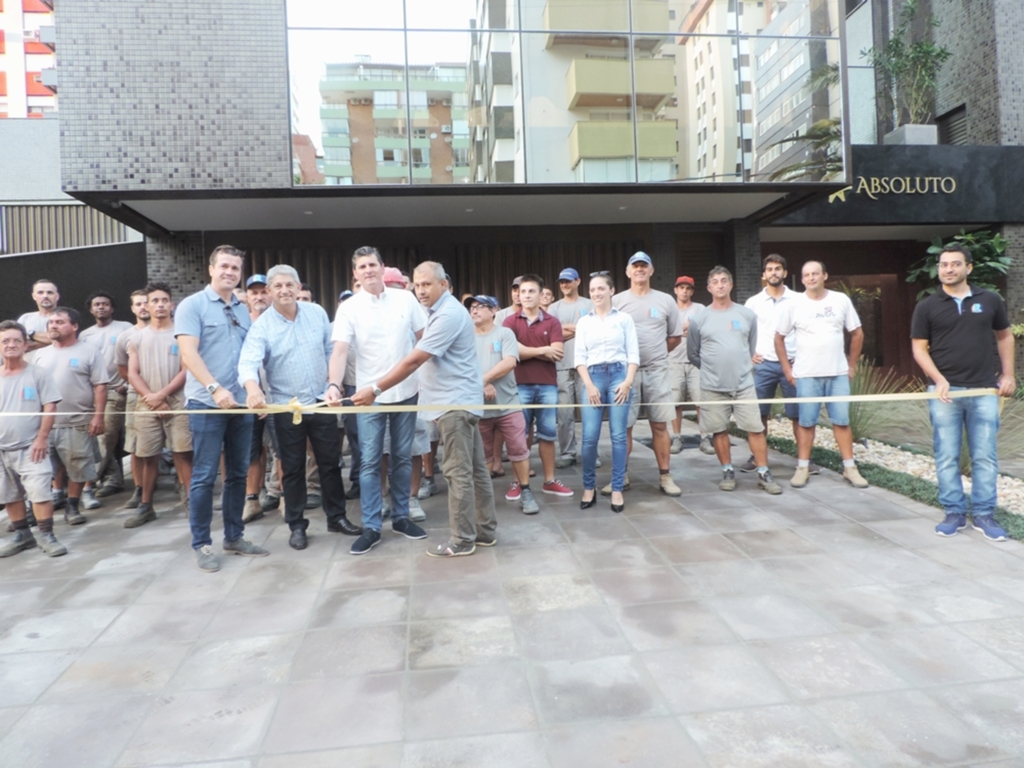 INAUGURADA A PAVIMENTAÇÃO DE TRECHO  DA RUA LEONARDO TRUDA