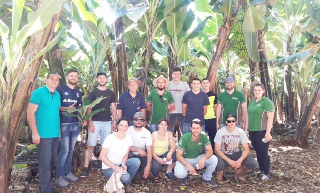 ESTUDANTES DE BENTO GONÇALVES BUSCAM INFORMAÇÕES SOBRE  BANANA E ABACAXI