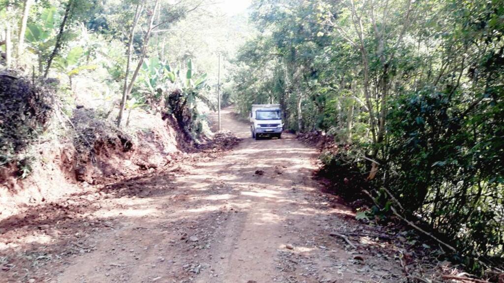 ALARGAMENTO E  ENSAIBRAMENTO DAS  ESTRADAS CONTINUAM