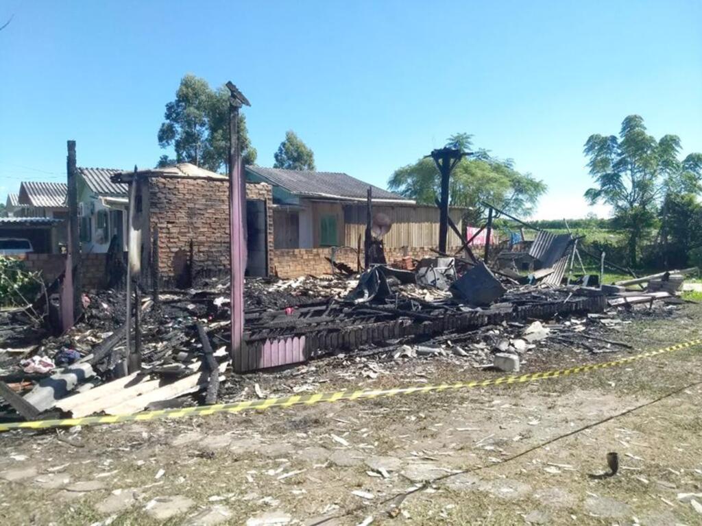 MORADORES DO BAIRRO PROGRESSO  PERDEM CASA DESTRUÍDA PELO FOGO