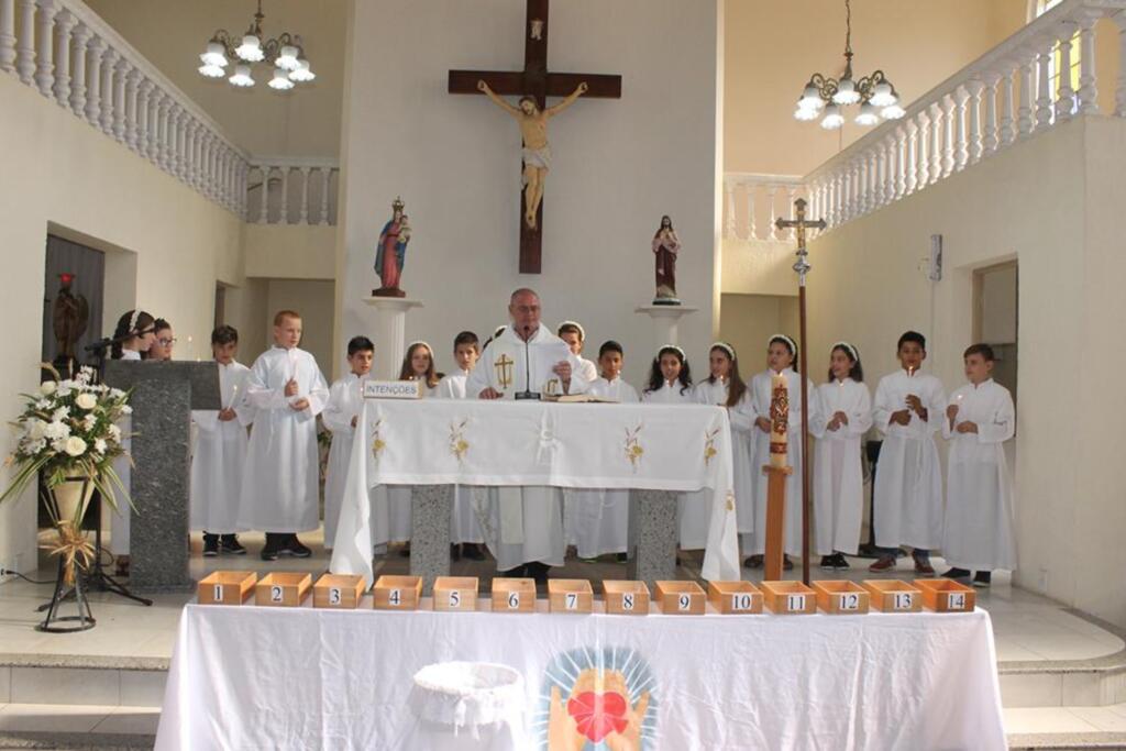 JOVENS E ADULTOS DA IGREJA MATRIZ RECEBEM A 1ª EUCARISTIA
