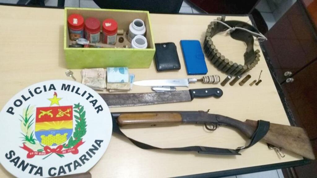ARMAS SÃO APREENDIDAS PELA POLÍCIA MILITAR