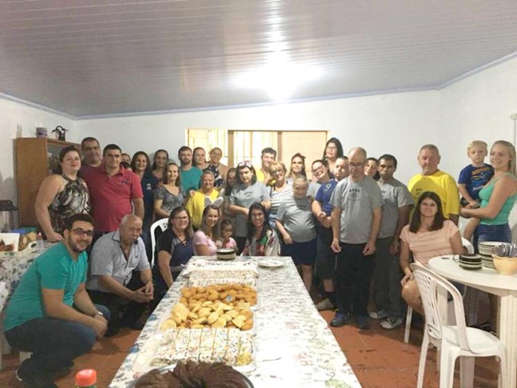 APAE DE PRAIA GRANDE  RECEBE PRESENTE DE PÁSCOA