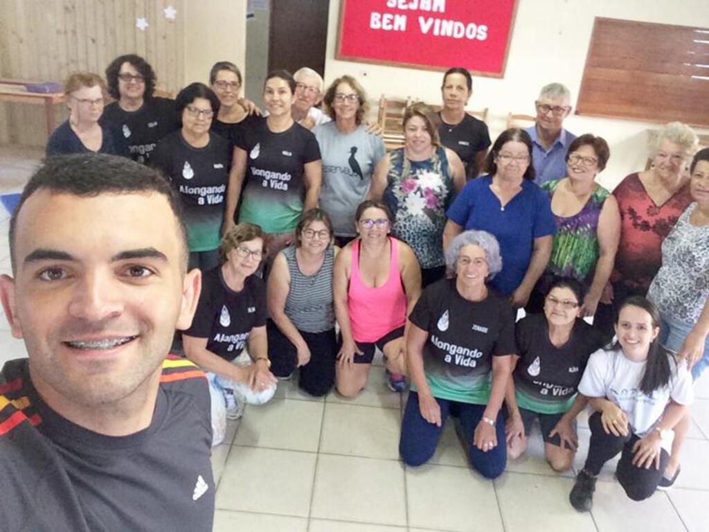 GRUPO 'ALONGANDO A VIDA' CONTINUA  COM OS EXERCÍCIOS