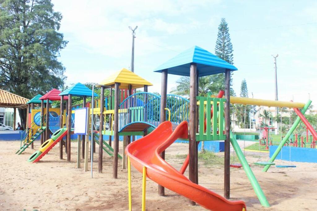 PRAÇA CENTRAL TEM PARQUE INFANTIL REVITALIZADO