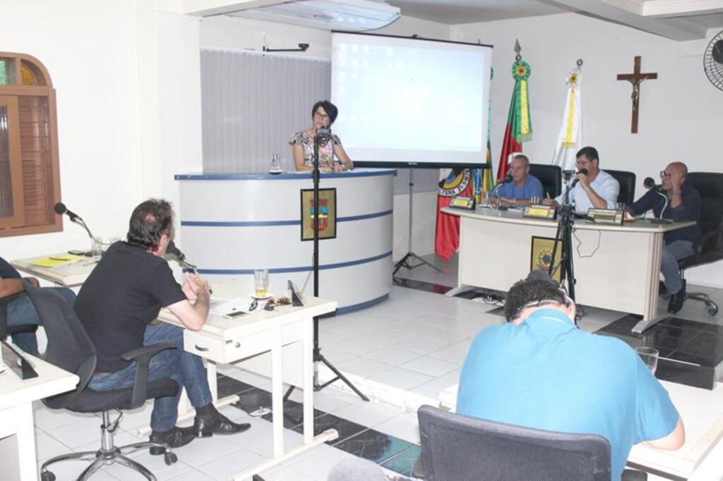 SECRETÁRIA DE SAÚDE APRESENTA RELATÓRIO  DO 3º QUADRIMESTRE NA CÂMARA DE VEREADORES