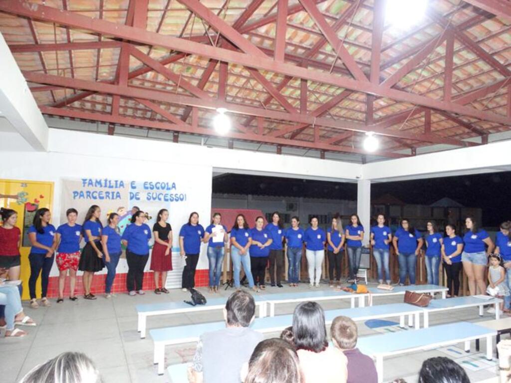 SECRETARIA DE EDUCAÇÃO REALIZA ENCONTRO COM PROFESSORES, PAIS E FUNCIONÁRIOS