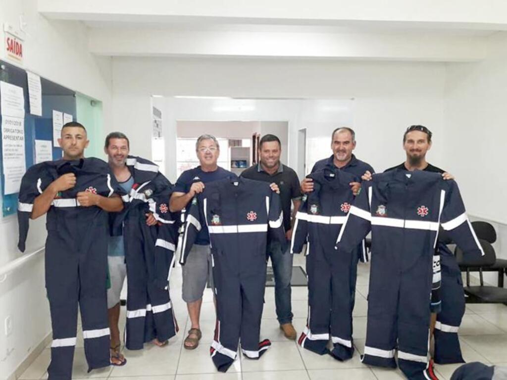 MOTORISTAS DE AMBULÂNCIAS RECEBEM UNIFORMES