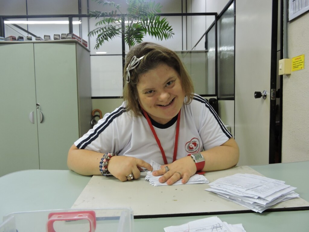  - Ana Paula trabalha como assistente administrativo em empresa de Londrina desde 2008 (Foto: Luciane Cordeiro/G1 PR)
