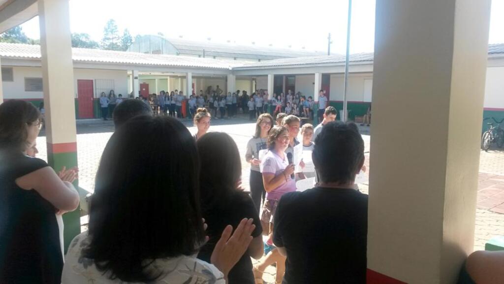 ALUNOS DA EEB MARIA SOLANGE REALIZAM  ATIVIDADES EM ALUSÃO AO DIA DA MULHER