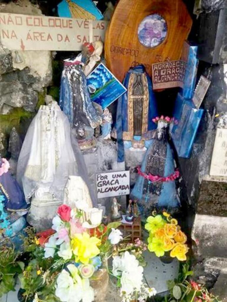 VÂNDALOS QUEBRAM IMAGENS SACRAS  EM TORRES