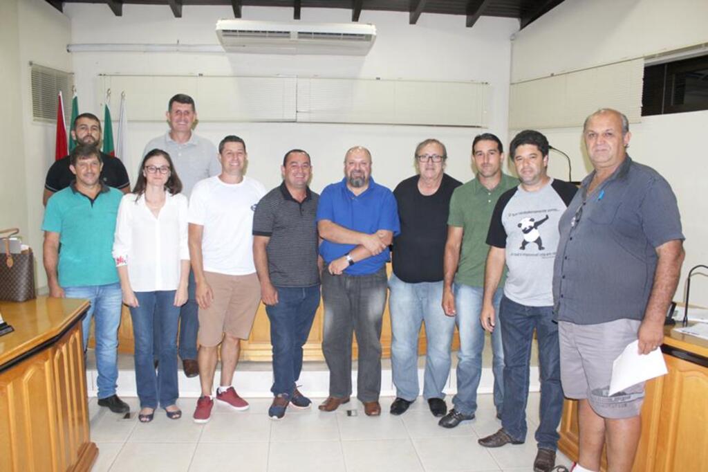 PADRE ILDOMAR DANELON PRESTIGIA A SESSÃO DA CÂMARA DE VEREADORES