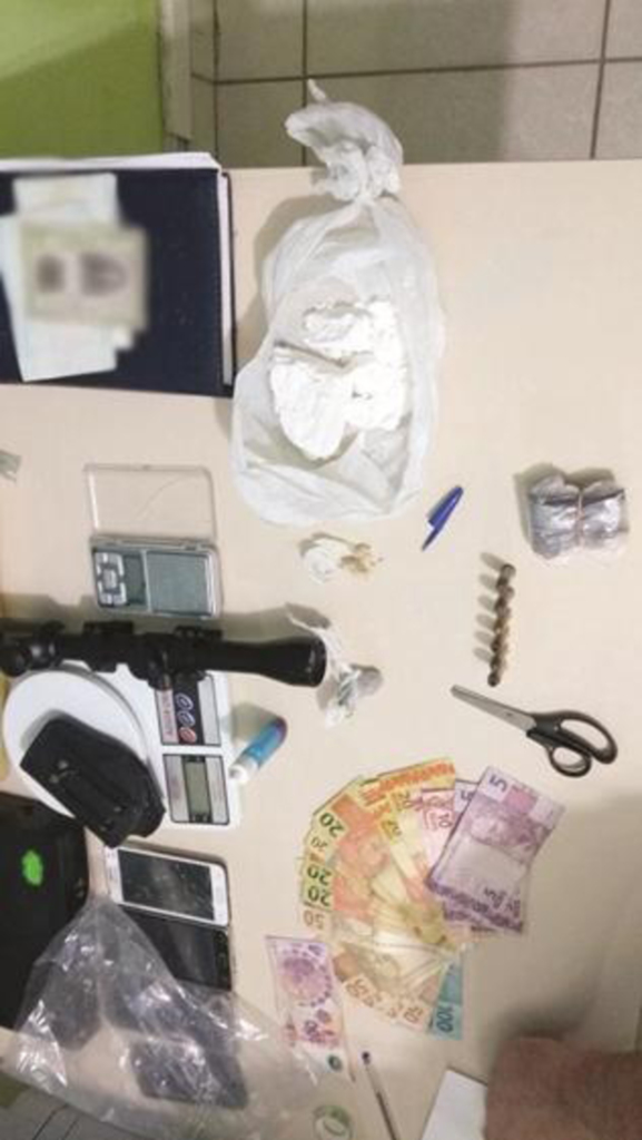 INDIVÍDUO É PRESO POR  TRÁFICO DE DROGAS  EM PASSO DE TORRES
