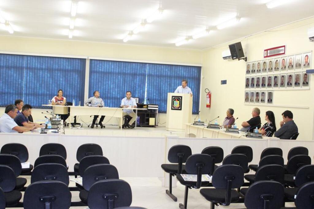 PREFEITO MOACIR TEIXEIRA PRESTIGIA A  1ª SESSÃO ORDINÁRIA DA CÂMARA DE VEREADORES