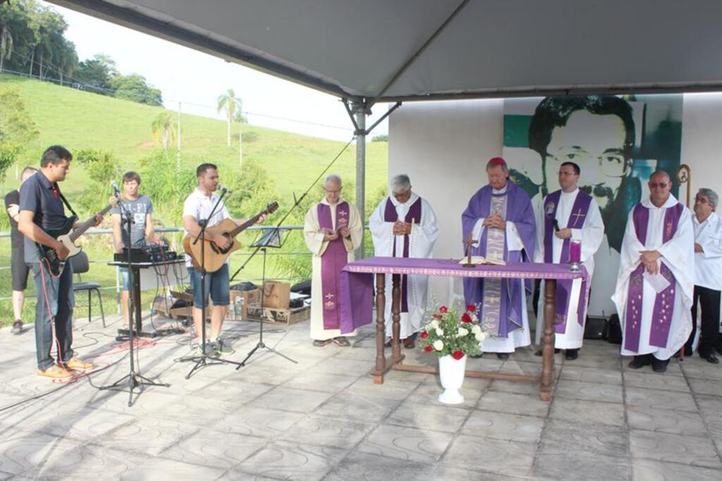 CENTENAS DE FIÉIS PARTICIPAM DA  XXVI CAMINHADA EM HOMENAGEM AO FREI ADERCIDE