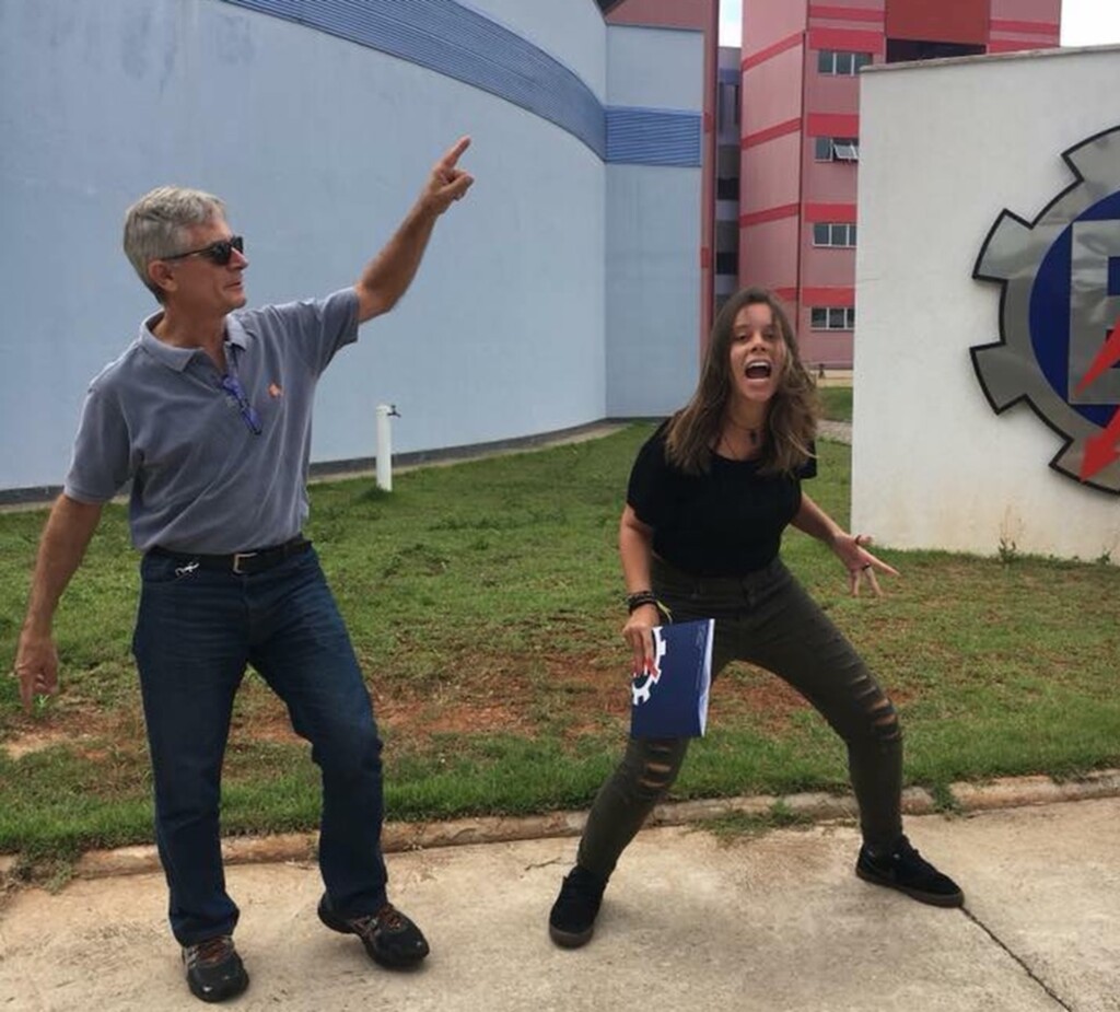  - Pai posa com a filha comemorando aprovação no vestibular (Foto: Arqui Pessoal/Luara Pistilli)