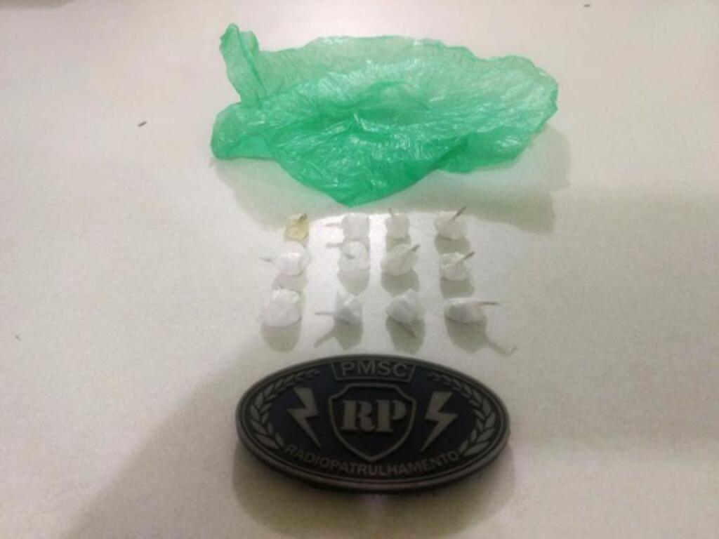 JOVEM É APREENDIDO COM 12 BUCHAS DE COCAÍNA EM PASSO DE TORRES