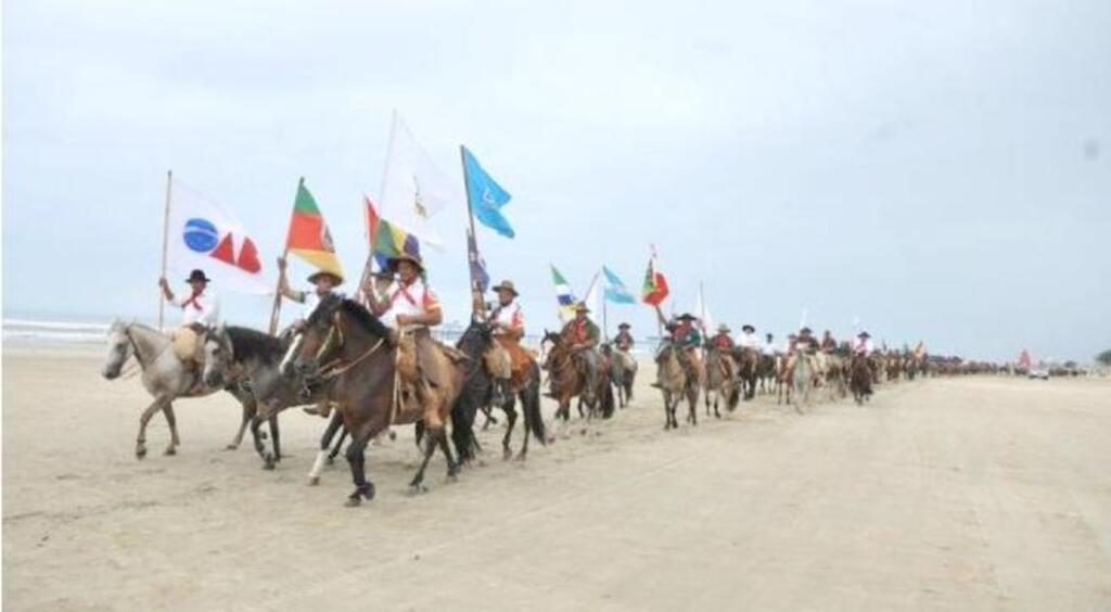 MILHARES DE CAVALARIANOS PARTICIPAM  DO INÍCIO DA 34ª CAVALGADA DO MAR EM TORRES
