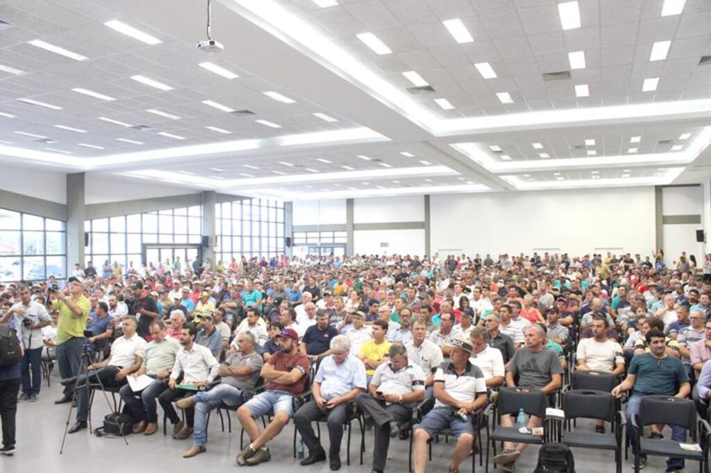 MAIS DE DUAS MIL PESSOAS SE REÚNEM PARA DEBATER O BAIXO PREÇO DO ARROZ