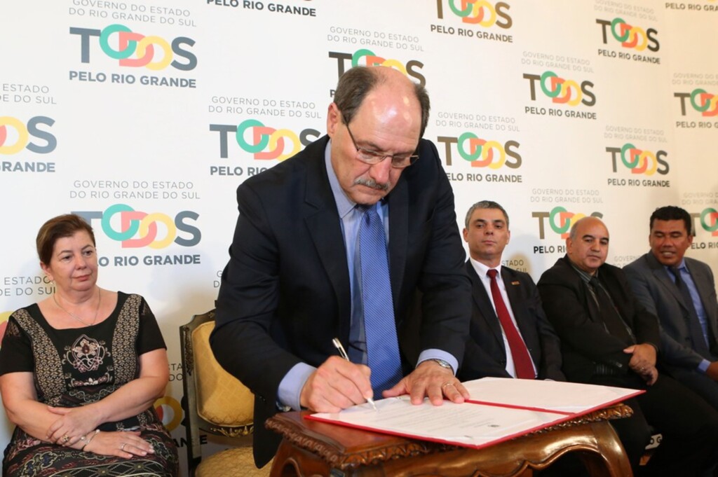  - José Ivo Sartori sanciona lei que cria cadastro de pedófilos no Rio Grande do Sul (Foto: Luiz Chaves/Palácio Piratini)