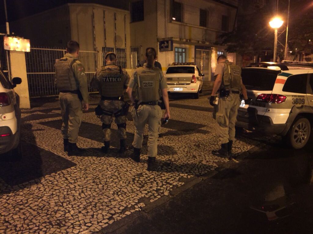 POLÍCIA MILITAR PRENDE 'CAIXEIROS' QUE ARROMBARAM AGÊNCIA DOS CORREIOS EM ARARANGUÁ
