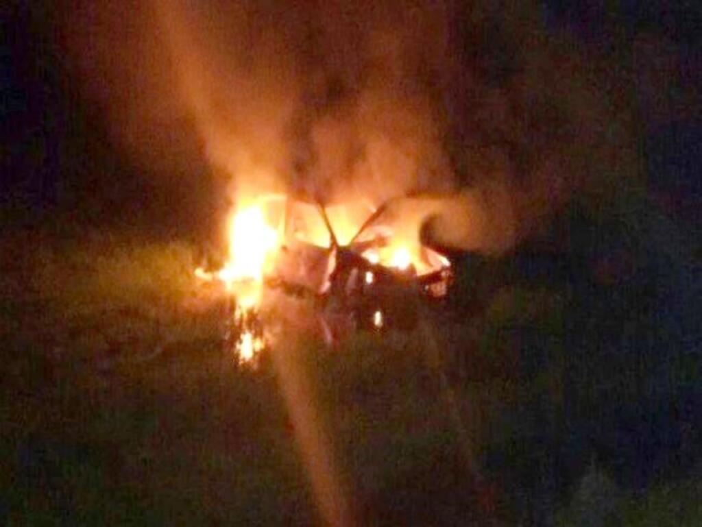 VEÍCULO ABANDONADO É  INCENDIADO EM PASSO DE TORRES