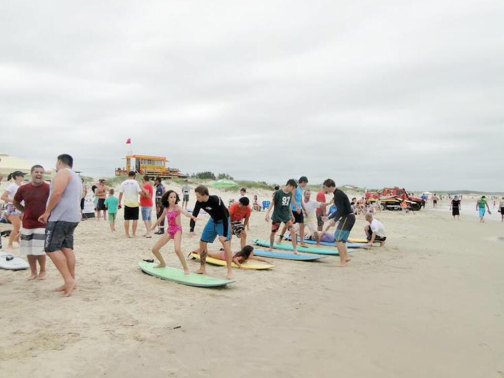 PROJETO CRIANÇAS NO SURF INICIA COM SUCESSO