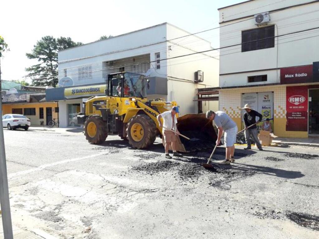 PREFEITURA REALIZA TAPA-BURACOS NAS RUAS DO CENTRO DE PRAIA GRANDE
