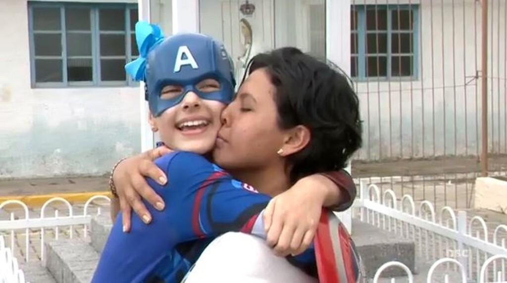  - Lilian abraça a filha heroína Harumi (Foto: Reprodução NSC TV)